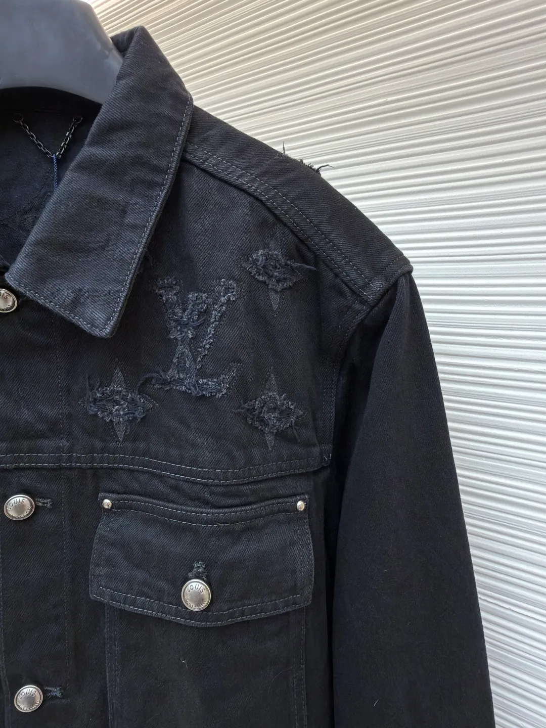 LOUIS VUITTON washed ripped denim jacket ●Authentic product: Purchased and developed by 25703 ●Item number: 1682311-B95 ●Fabric: pure cotton exclusive denim material ●Technology: laser burning ●Version: fitted version ●Weight: about 1205 grams ●Size: 48-59-52-54 ●Description: This destroyed detail is really cool. This washed denim truck elevates a classic silhouette with contrasting Monogram detailing front and rear, crafted with an edgy tear effect. This mid-season piece is effortlessly layered and can be worn with matching accessories for an on-trend look.